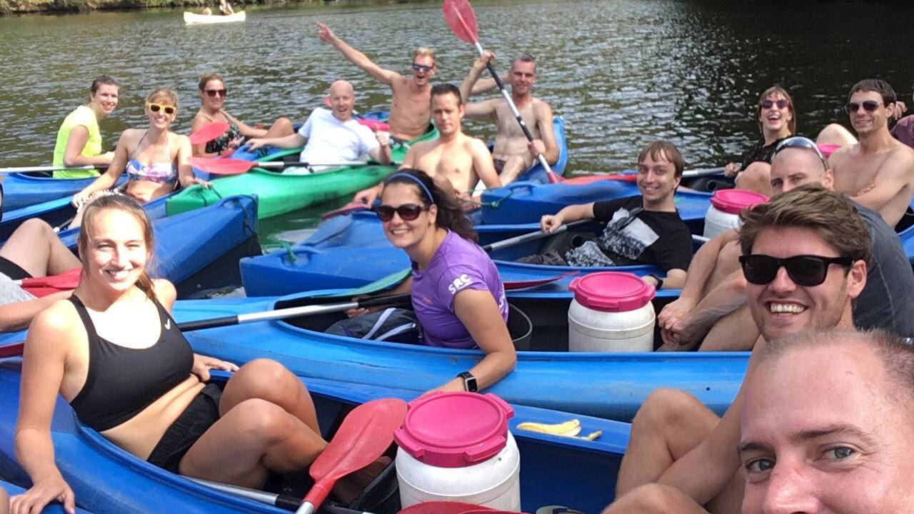 Afbeelding voorVanuit een kano het riviertje de Ourthe afdalen. Dikke pret.
