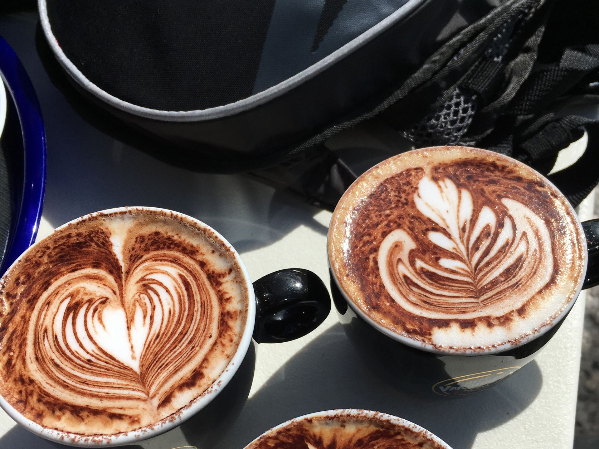Afbeelding voorTussen de middag een echte cappuccino bij één van de vele authentieke Italiaanse restaurants.